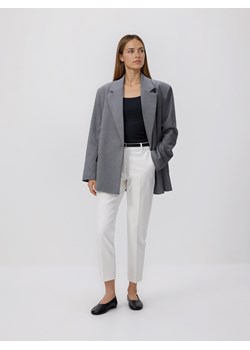 Reserved - Spodnie cygaretki z paskiem - biały ze sklepu Reserved w kategorii Spodnie damskie - zdjęcie 189274845