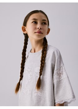 Reserved - T-shirt z koronkowym zdobieniem - jasnoszary ze sklepu Reserved w kategorii Bluzki dziewczęce - zdjęcie 189276857