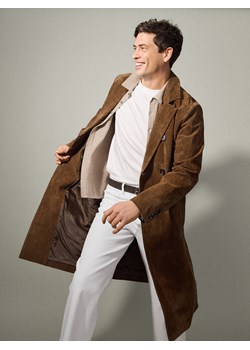 Reserved - Dwurzędowy zamszowy płaszcz - brązowy ze sklepu Reserved w kategorii Płaszcze męskie - zdjęcie 189277135