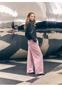 Reserved - Luźne spodnie z zakładkami - pastelowy róż ze sklepu Reserved w kategorii Spodnie damskie - zdjęcie 189283439