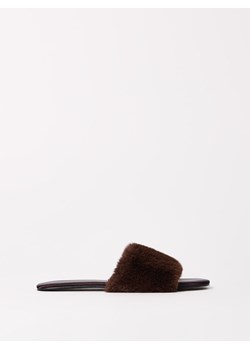 Mohito - Brązowe kapcie ze sztucznym futerkiem - ciemnobrązowy ze sklepu Mohito w kategorii Kapcie damskie - zdjęcie 189285876