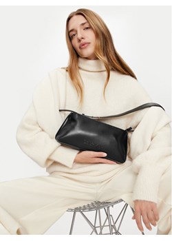 Torebka Calvin Klein Embossed Logo K60K612550 Czarny ze sklepu eobuwie.pl w kategorii Torebki damskie - zdjęcie 189310457