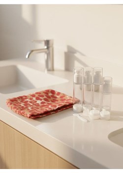 Sinsay - Zestaw pojemników podróżnych z kosmetyczką - różowy ze sklepu Sinsay w kategorii Kosmetyczki damskie - zdjęcie 189313838