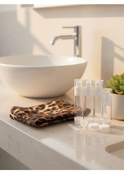 Sinsay - Zestaw pojemników podróżnych z kosmetyczką - wielobarwny ze sklepu Sinsay w kategorii Kosmetyczki damskie - zdjęcie 189313839