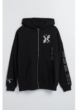 Czarna bluza z kapturem z nadrukiem z przodu oraz na rękawach zapinana na zamek, Rozmiar - 152, Kolor - Czarny ze sklepu REPORTER w kategorii Bluzy chłopięce - zdjęcie 189316395