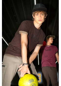 Ciemnobrązowy t-shirt REGULAR z czarnym nadrukiem z przodu, Rozmiar - 146, Kolor - Brązowy ze sklepu REPORTER w kategorii T-shirty chłopięce - zdjęcie 189316448