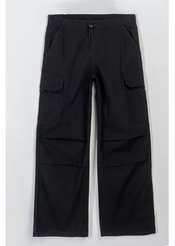 Czarne spodnie materiałowe z kieszeniami na nogawkach, Rozmiar - 170, Kolor - Czarny ze sklepu REPORTER w kategorii Spodnie chłopięce - zdjęcie 189316578