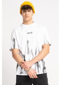 Biały t-shirt OVERSIZE z nadrukiem na całości w kontrastowym kolorze, Rozmiar - 152, Kolor - Biały ze sklepu REPORTER w kategorii T-shirty chłopięce - zdjęcie 189316606