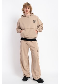 Beżowe spodnie dresowe WIDE LEG z kieszeniami na nogawkach, Rozmiar - 170, Kolor - Beżowy ze sklepu REPORTER w kategorii Spodnie chłopięce - zdjęcie 189316666