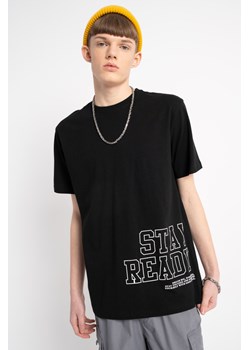 Czarny t-shirt REGULAR z asymetryczną grafiką z przodu, Rozmiar - 158, Kolor - Czarny ze sklepu REPORTER w kategorii T-shirty chłopięce - zdjęcie 189316678