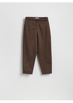 Reserved - Spodnie chino z paskiem - brązowy ze sklepu Reserved w kategorii Spodnie damskie - zdjęcie 189317206