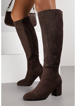 Brązowe Kozaki z Imitacji Zamszu do Kolana Vices na Niskim Słupku Ilodia ze sklepu born2be.pl w kategorii Kozaki damskie - zdjęcie 189317289