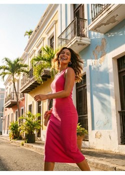 Sinsay - Dopasowana prążkowana sukienka midi - różowy ze sklepu Sinsay w kategorii Sukienki - zdjęcie 189317708