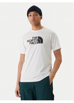 The North Face T-Shirt Evolution Half Dome NF0A8B6J Biały Regular Fit ze sklepu MODIVO w kategorii T-shirty męskie - zdjęcie 189318467