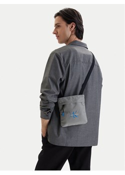Calvin Klein Saszetka Bold Flatpack LV04D3178G Szary ze sklepu MODIVO w kategorii Torby męskie - zdjęcie 189322709