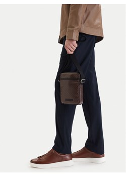 Calvin Klein Saszetka Emblem Aop Coated Slim Reporter LV04D3334G Brązowy ze sklepu MODIVO w kategorii Torby męskie - zdjęcie 189322768