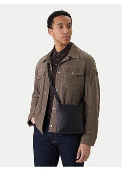 Calvin Klein Saszetka Bold Ck Flatpack LV04D3344G Czarny ze sklepu MODIVO w kategorii Torby męskie - zdjęcie 189322775