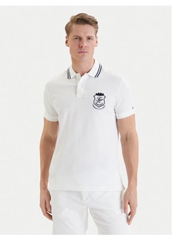 Tommy Hilfiger Polo Badge MW0MW43061 Biały Regular Fit ze sklepu MODIVO w kategorii T-shirty męskie - zdjęcie 189322776