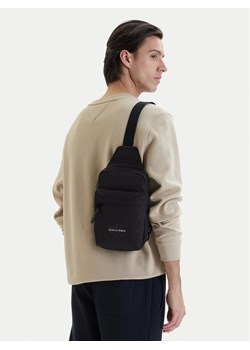 Calvin Klein Saszetka Bold Sling LV04D3300G Czarny ze sklepu MODIVO w kategorii Torby męskie - zdjęcie 189322888
