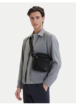 Calvin Klein Saszetka Emblem Aop Emboss Reporter LV04D3331G Czarny ze sklepu MODIVO w kategorii Torby męskie - zdjęcie 189322915