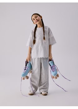 Reserved - T-shirt z koronkowym zdobieniem - jasnoszary ze sklepu Reserved w kategorii Bluzki dziewczęce - zdjęcie 189324629