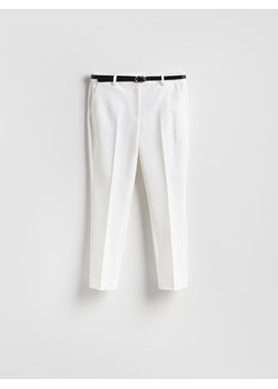 Reserved - Spodnie cygaretki z paskiem - biały ze sklepu Reserved w kategorii Spodnie damskie - zdjęcie 189340317
