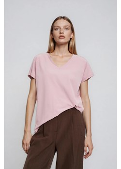 Bawełniany t-shirt z dekoltem w serek jasnoróżowy ze sklepu Moodo.pl w kategorii Bluzki damskie - zdjęcie 189347636