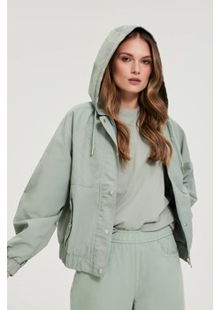 Krótka kurtka oliwkowa ze sklepu Moodo.pl w kategorii Kurtki damskie - zdjęcie 189347646