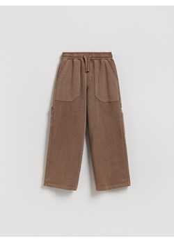 Reserved - Dresowe spodnie oversize - ciemnobrązowy ze sklepu Reserved w kategorii Spodnie chłopięce - zdjęcie 189363017