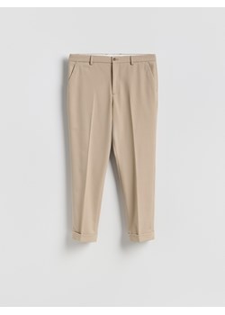 Reserved - Garniturowe spodnie carrot - beżowy ze sklepu Reserved w kategorii Spodnie męskie - zdjęcie 189363229