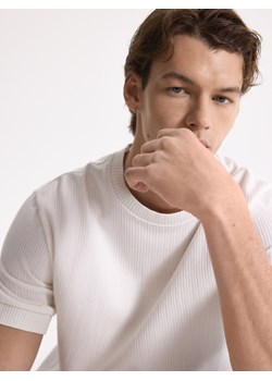 Reserved - T-shirt regular ze strukturalnej dzianiny - złamana biel ze sklepu Reserved w kategorii T-shirty męskie - zdjęcie 189364685