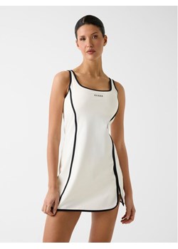 Guess Sukienka codzienna V6GK06 K2997 Écru Classic Fit ze sklepu MODIVO w kategorii Sukienki - zdjęcie 189365129