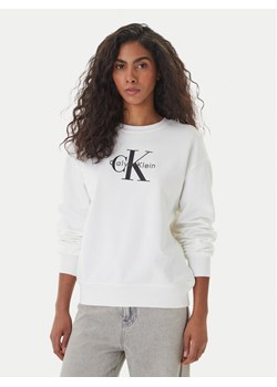 Calvin Klein Bluza Monologo LV047B234G Biały Relaxed Fit ze sklepu MODIVO w kategorii Bluzy damskie - zdjęcie 189367108