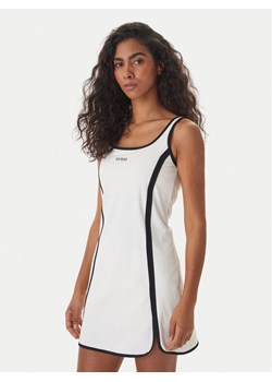 Guess Sukienka codzienna V6GK06 K2997 Écru Classic Fit ze sklepu MODIVO w kategorii Sukienki - zdjęcie 189367119