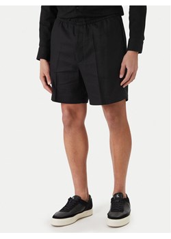 Calvin Klein Szorty materiałowe LV04LF620G Czarny Straight Fit ze sklepu MODIVO w kategorii Spodenki męskie - zdjęcie 189367166