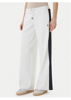 Guess Jeans Spodnie dresowe W6GBB6 KB212 Biały Relaxed Fit ze sklepu MODIVO w kategorii Spodnie damskie - zdjęcie 189367186