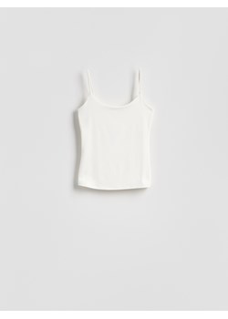 Reserved - Gładki top na ramiączkach - biały ze sklepu Reserved w kategorii Bluzki damskie - zdjęcie 189368145