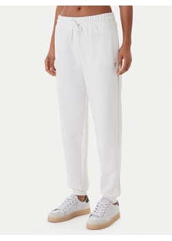 Guess Spodnie dresowe V6GB11 K3095 Biały Regular Fit ze sklepu MODIVO w kategorii Spodnie damskie - zdjęcie 189368875