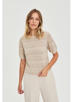 Ażurowy sweter z krótkimi rękawami beżowy ze sklepu Moodo.pl w kategorii Swetry damskie - zdjęcie 189370016