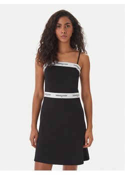 Tommy Jeans Sukienka codzienna DW0DW22337 Czarny Slim Fit ze sklepu MODIVO w kategorii Sukienki - zdjęcie 189370675