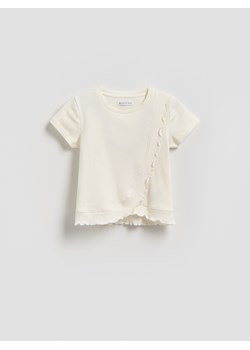 Reserved - Prążkowana bluzka z falbanką - kremowy ze sklepu Reserved w kategorii Bluzki dziewczęce - zdjęcie 189373927