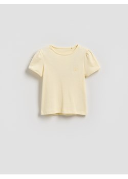 Reserved - Prążkowany t-shirt z haftem - jasnożółty ze sklepu Reserved w kategorii Bluzki dziewczęce - zdjęcie 189374055