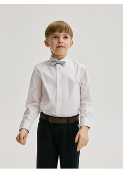 Reserved - Elegancka koszula z muchą - biały ze sklepu Reserved w kategorii Koszule chłopięce - zdjęcie 189383448