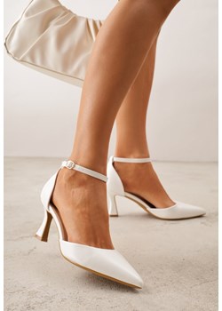 Białe Czółenka Vices na Klepsydrze z Noskiem w Szpic i Klamerką Nusithia ze sklepu renee.pl w kategorii Czółenka - zdjęcie 189383977