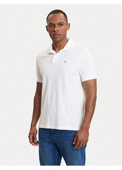 Tommy Jeans Polo DM0DM22711 Biały Regular Fit ze sklepu MODIVO w kategorii T-shirty męskie - zdjęcie 189387266