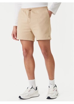 Tommy Jeans Szorty sportowe DM0DM21931 Beżowy Regular Fit ze sklepu MODIVO w kategorii Spodenki męskie - zdjęcie 189387386