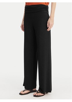 Emporio Armani Spodnie materiałowe EW004075 AF20240 UC001 Czarny Regular Fit ze sklepu MODIVO w kategorii Spodnie damskie - zdjęcie 189387518