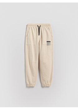 Reserved - Joggery z efektem sprania - kremowy ze sklepu Reserved w kategorii Spodnie chłopięce - zdjęcie 189406978