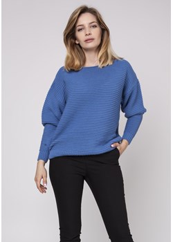 Sweter oversize z dekoltem w łódkę - niebieski ze sklepu Cudmoda w kategorii Swetry damskie - zdjęcie 57627508