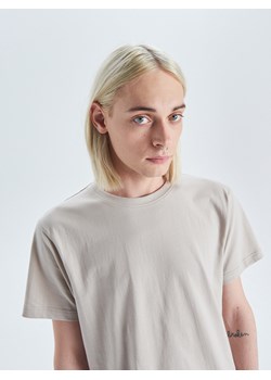 Cropp - Gładka koszulka BASIC - beżowy ze sklepu Cropp w kategorii T-shirty męskie - zdjęcie 63895016